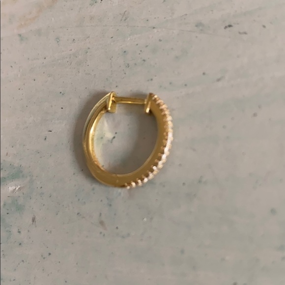 Cara Loren. Single gold/pave hoop earring - Picture 1 of 2